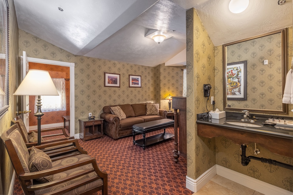 Penthouse Suite (No Pets Allowed) photo 2