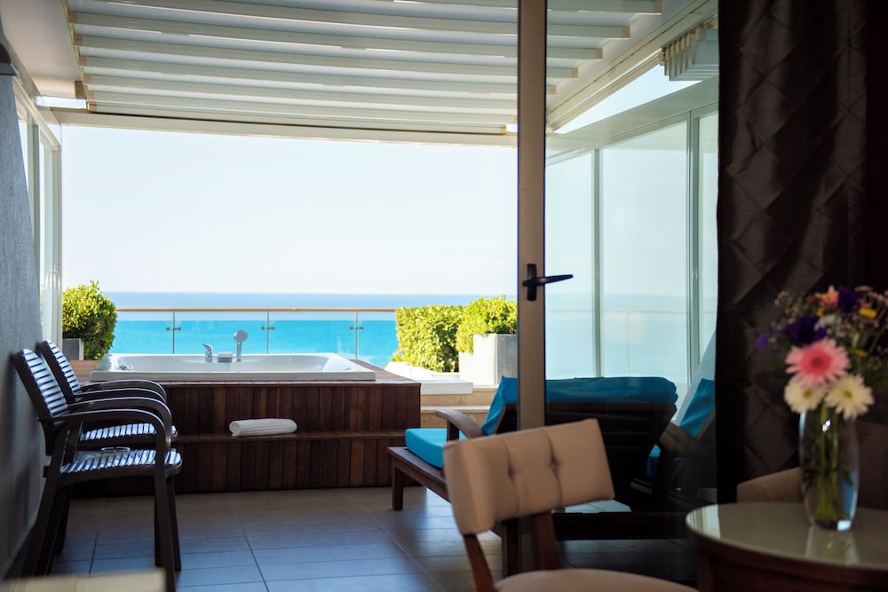Deluxe Room, Jetted Tub, Partial Sea View photo 2