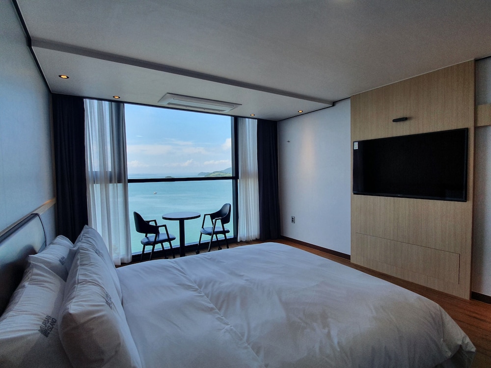 Standard Room, Non Smoking, Ocean View - Photo 4