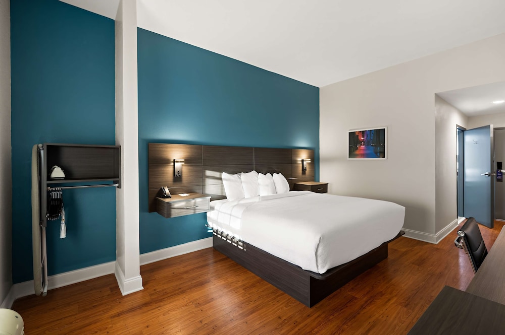 Standard Room, 1 King Bed, Accessible, Non Smoking (Walk-in Shower) - Photo 2