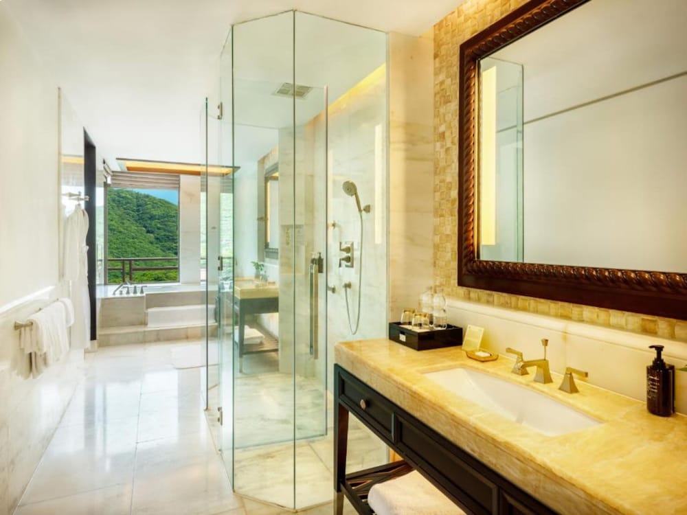Grand Room, 1 King Bed, Harbor View - Photo 6