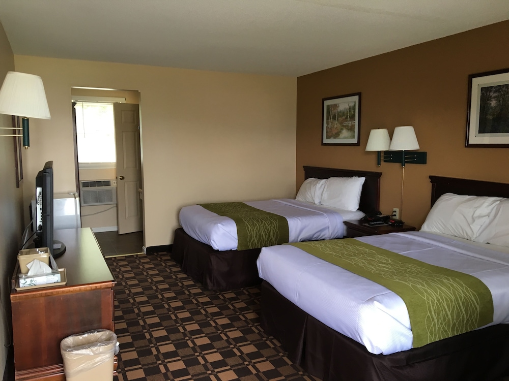 Two Queen Beds, exterior motel, located across the street from the main building, no elevator photo 1