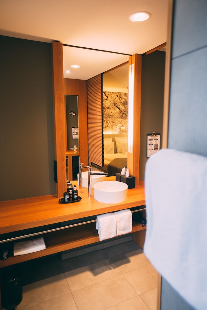 Deluxe Room, 1 King Bed, Courtyard View