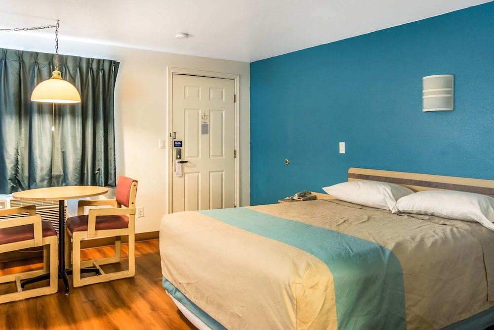 Standard Room, 1 Queen Bed, Non Smoking - Photo 3