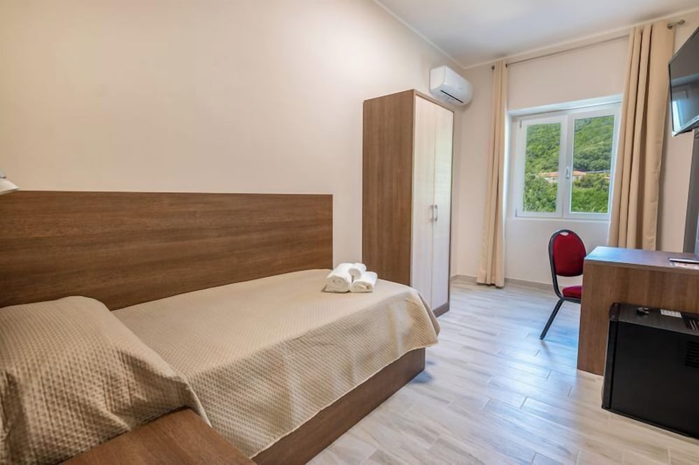 Standard Double Room - Photo 3