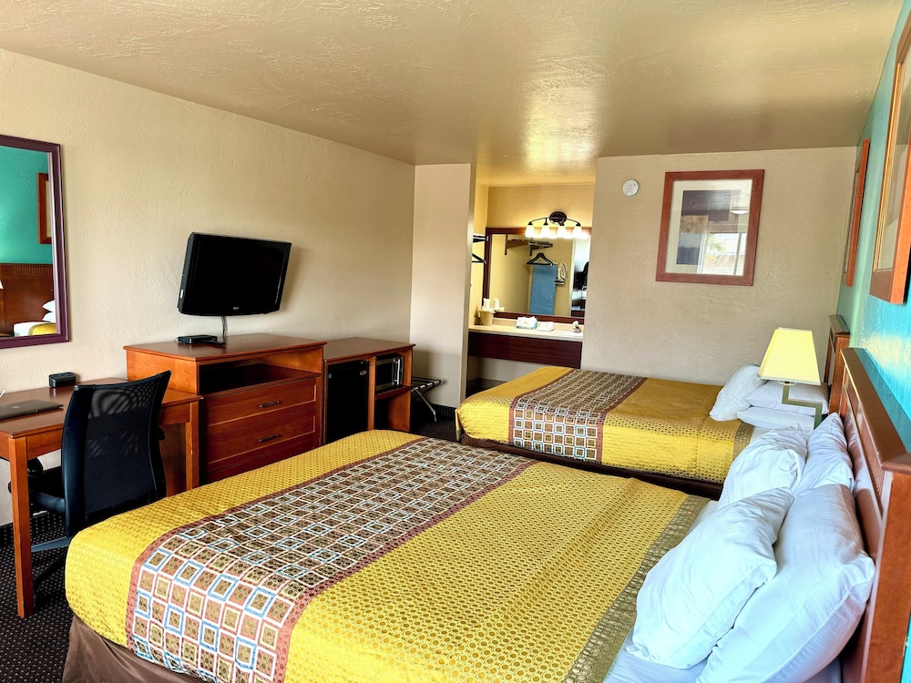 Standard Room, 2 Queen Beds (Downstairs, South Side) photo 2