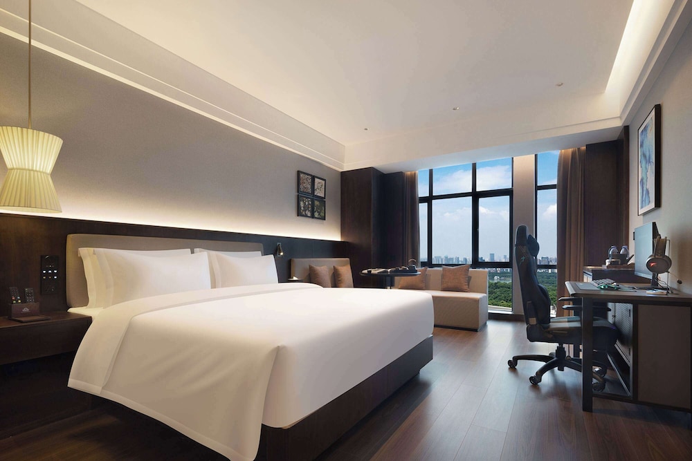 Room, 1 King Bed, Smoking photo 1