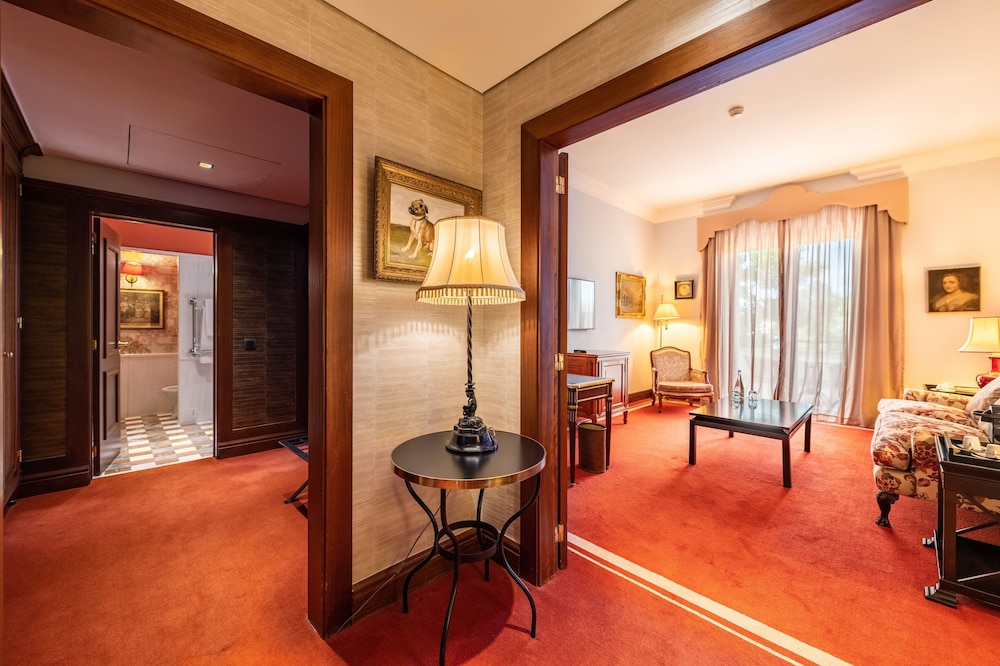 Suite (Suite Collection, in the New Wings) - Photo 2