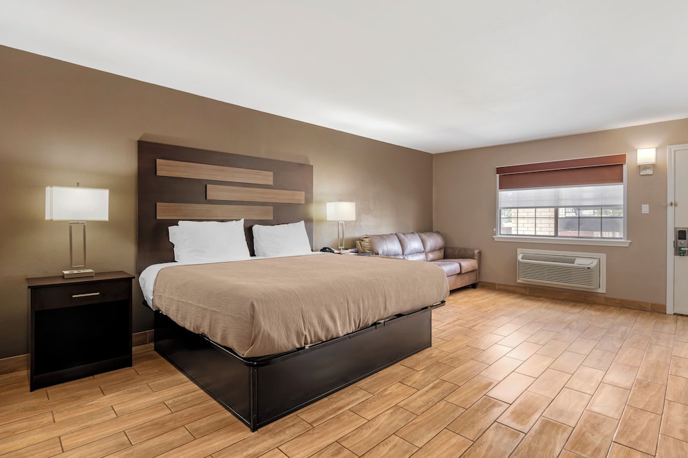Suite, 1 King Bed, Accessible, Non Smoking - Photo 1