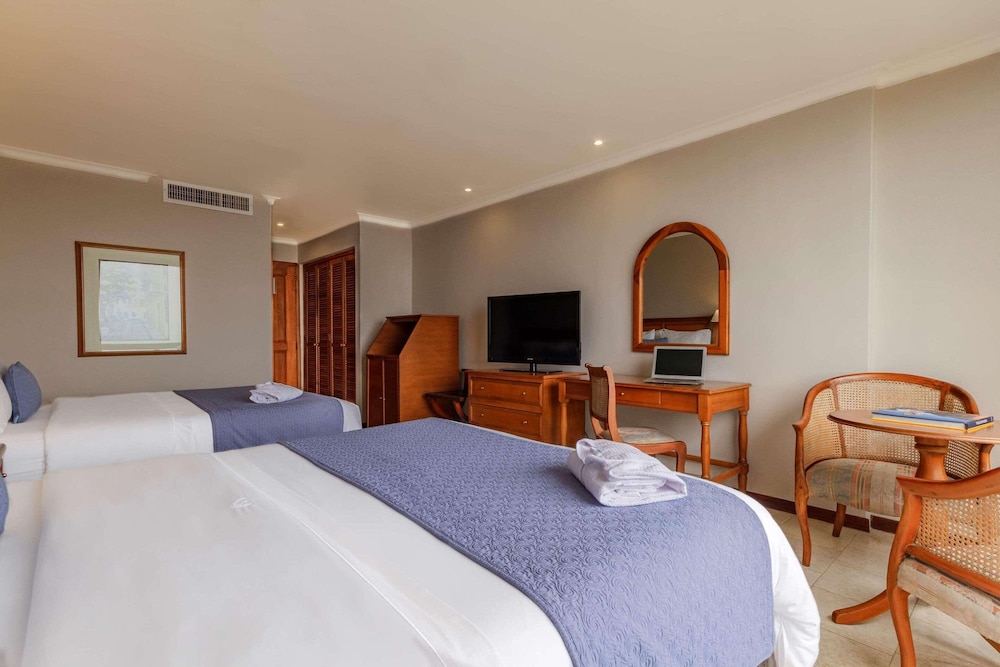 Premium Room, 2 Queen Beds, Non Smoking (City or Garden View) - Photo 5