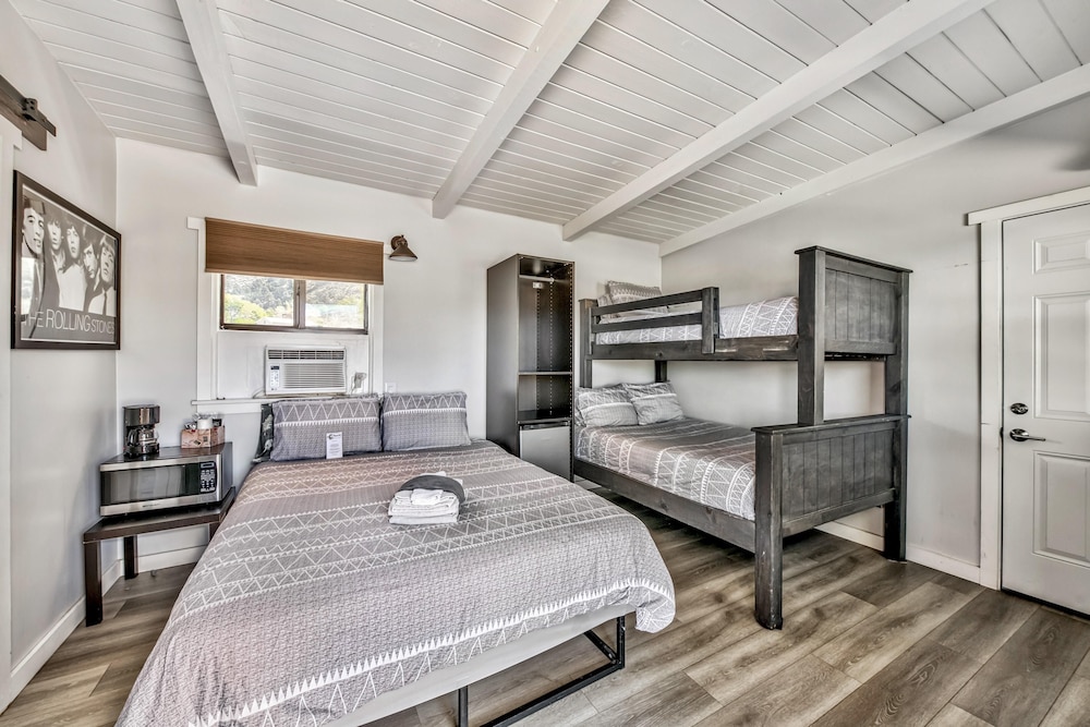 Standard Room, Multiple Beds, Non Smoking photo 2