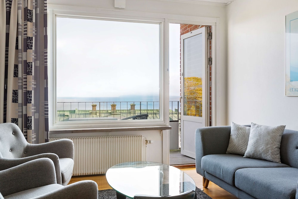 Executive Suite, 2 Twin Beds, Balcony, Sea View - Photo 1