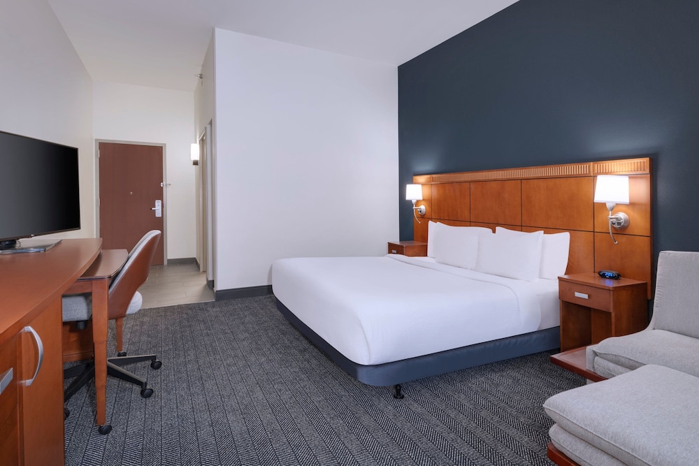 Room, 1 King Bed with Sofa bed (Hearing Accessible) - Photo 2
