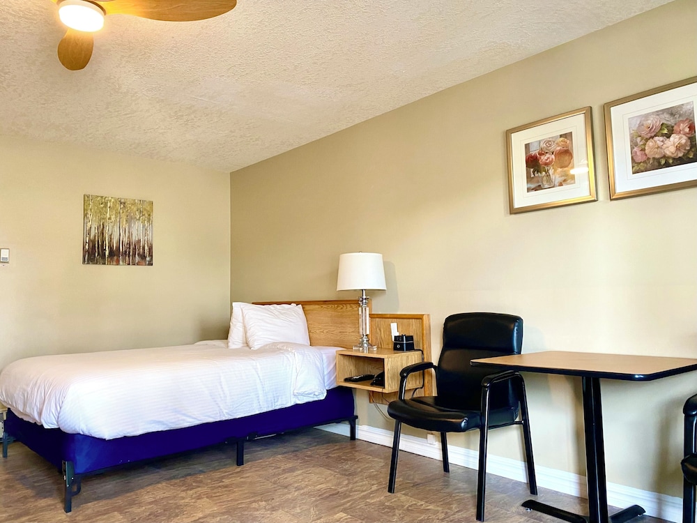 Room, 1 Queen Bed, Kitchenette photo 2