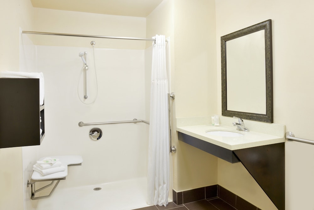 Suite, 1 Bedroom, Accessible (1 Queen, Comm, Roll Shwr) - Photo 3