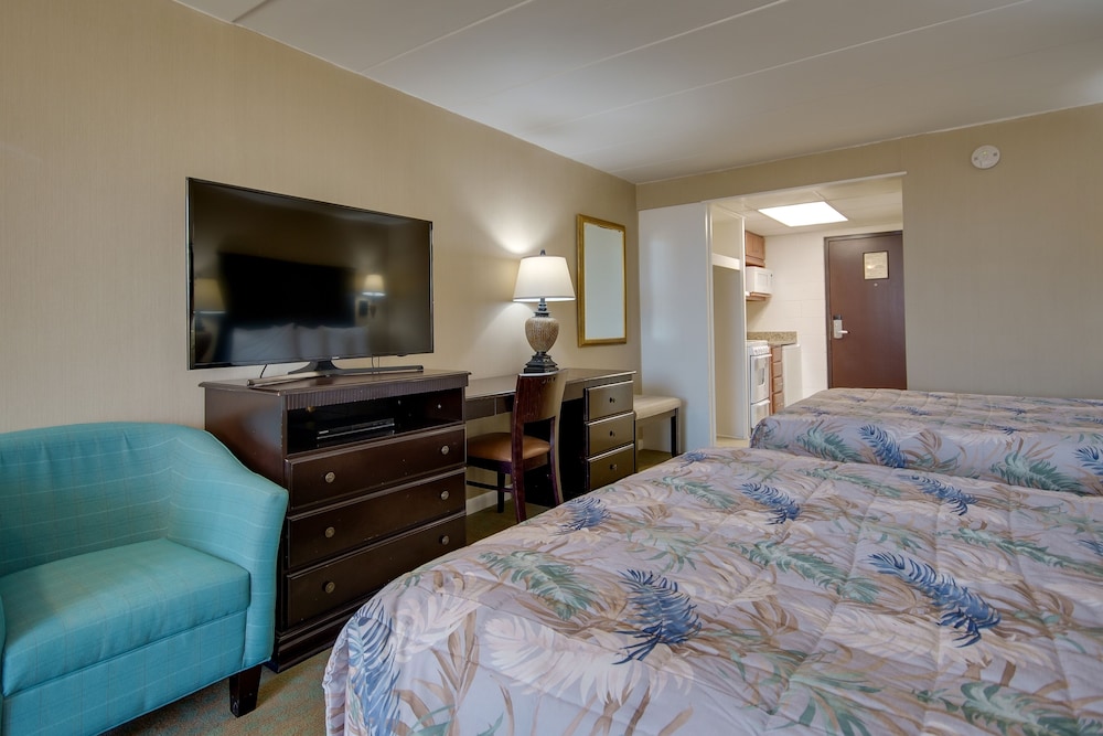 Room, 2 Queens and 1 Sofa Bed, Kitchenette (Waverley Efficiency Beach Level) photo 3