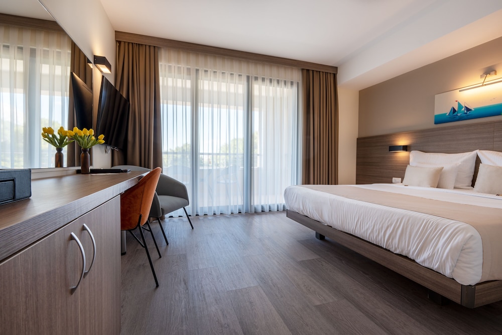 Superior Double Room with Balcony and Sea View (2+0) photo 2