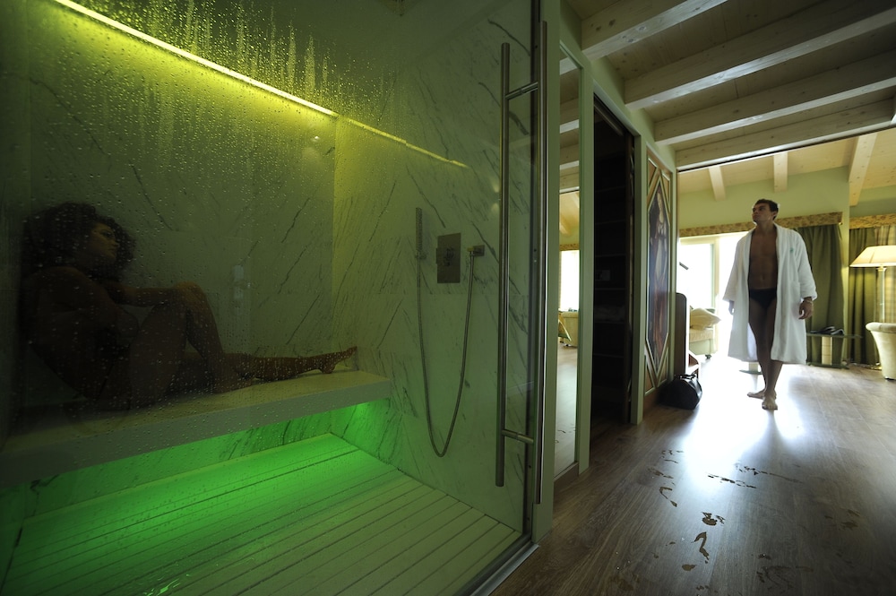 Deluxe Suite, Jetted Tub - Photo 21