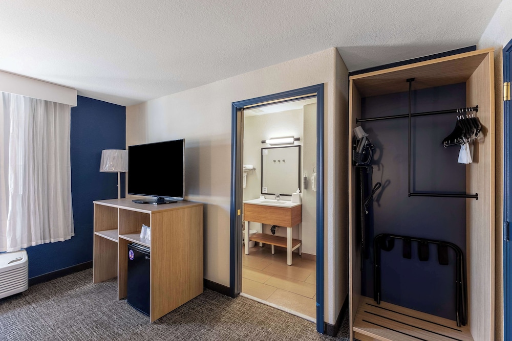 Room, 1 King Bed, Accessible (Hearing) - Photo 3