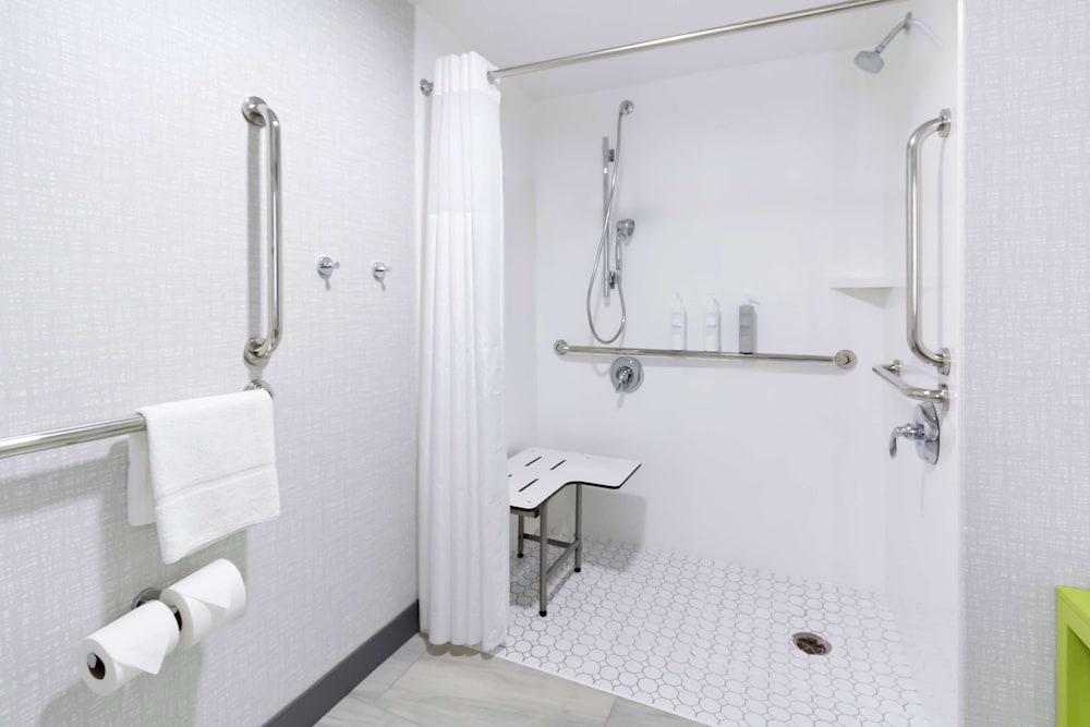 Room, Accessible, Non Smoking (Roll-In Shower) - Photo 2