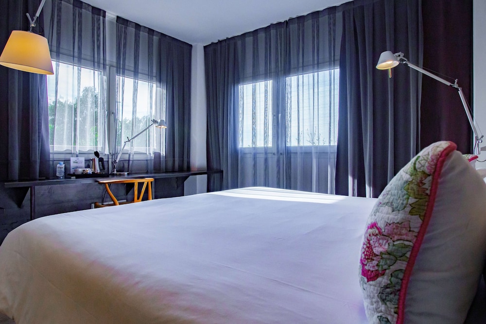 Junior Suite, 1 King Bed, Non Smoking photo 3