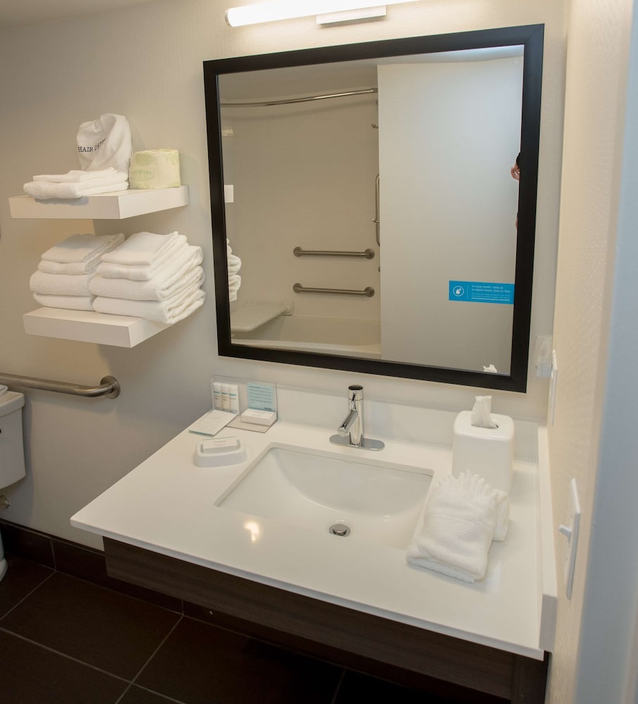 Room, 2 Queen Beds, Accessible, Bathtub photo 1