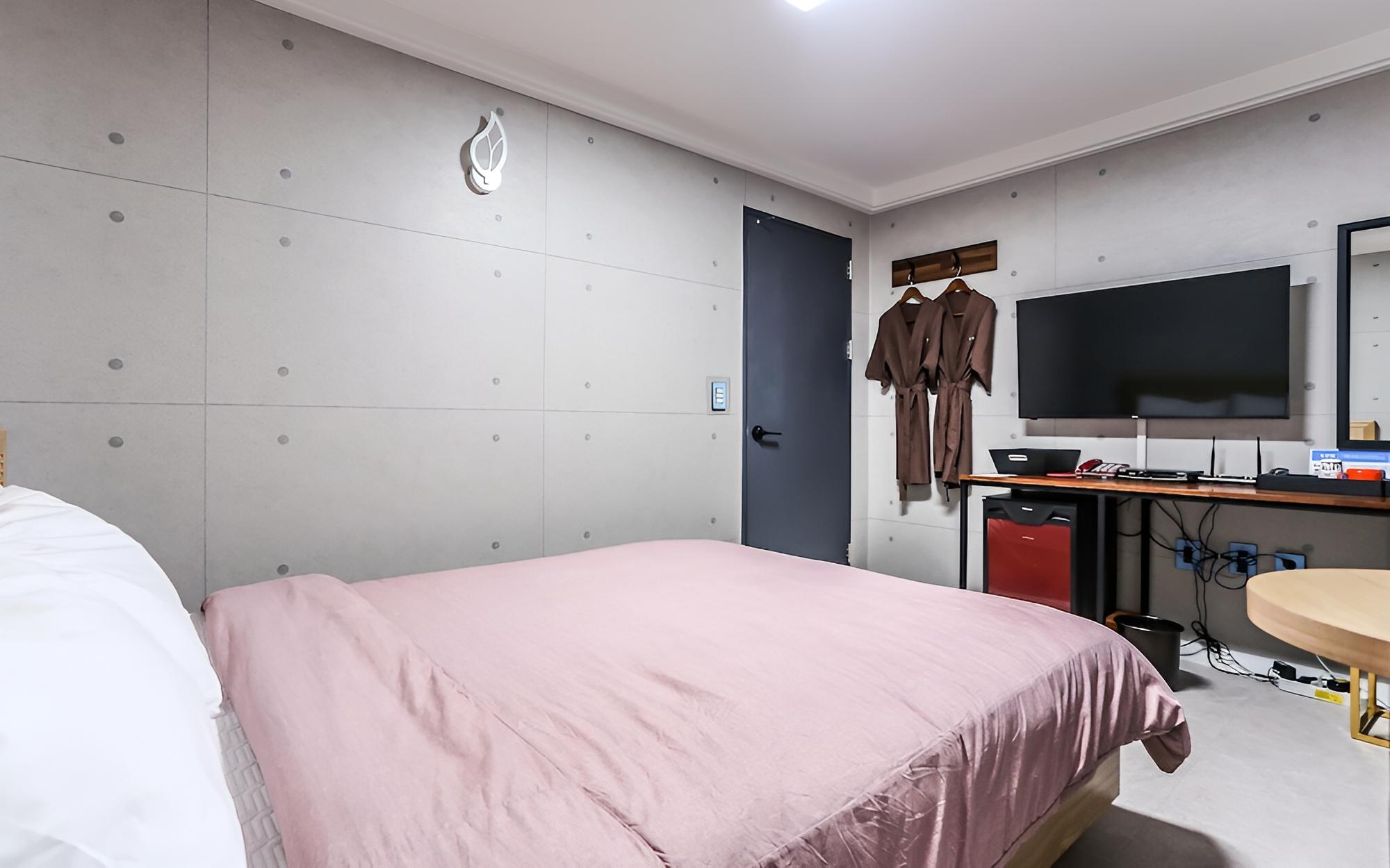 Room (Standard Room B) - Photo 6
