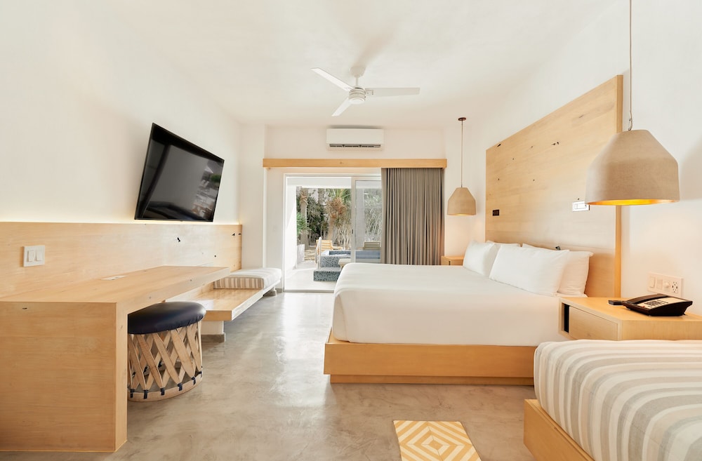 Standard Room, 1 Queen Bed - Photo 1