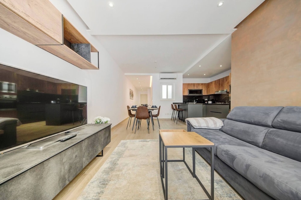 Apartment, 2 Bedrooms, Smoking photo 1