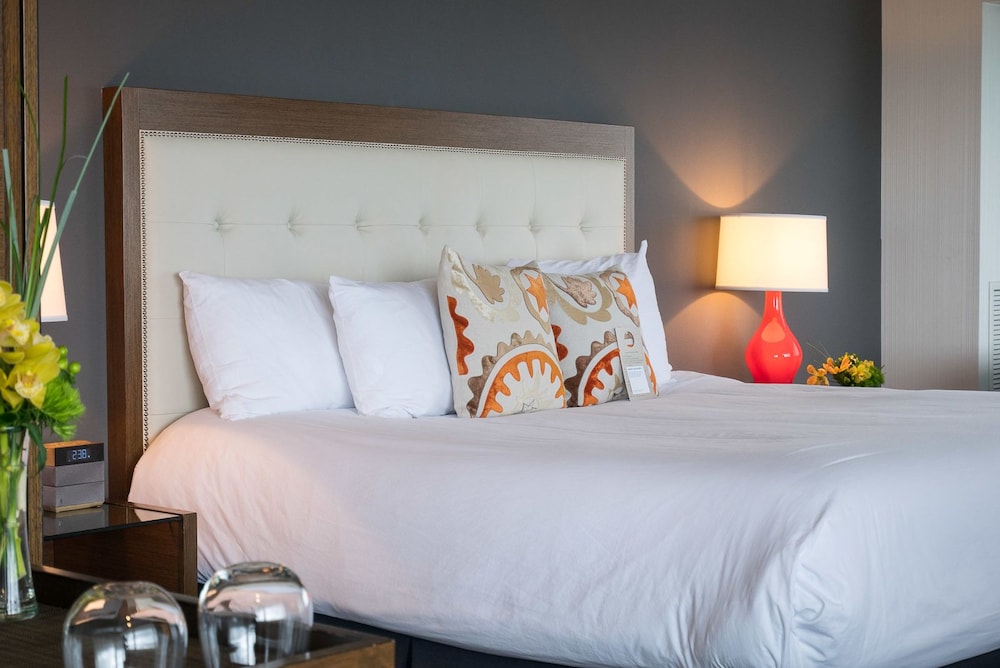 Superior Suite, 1 King Bed (Corner King) photo 2
