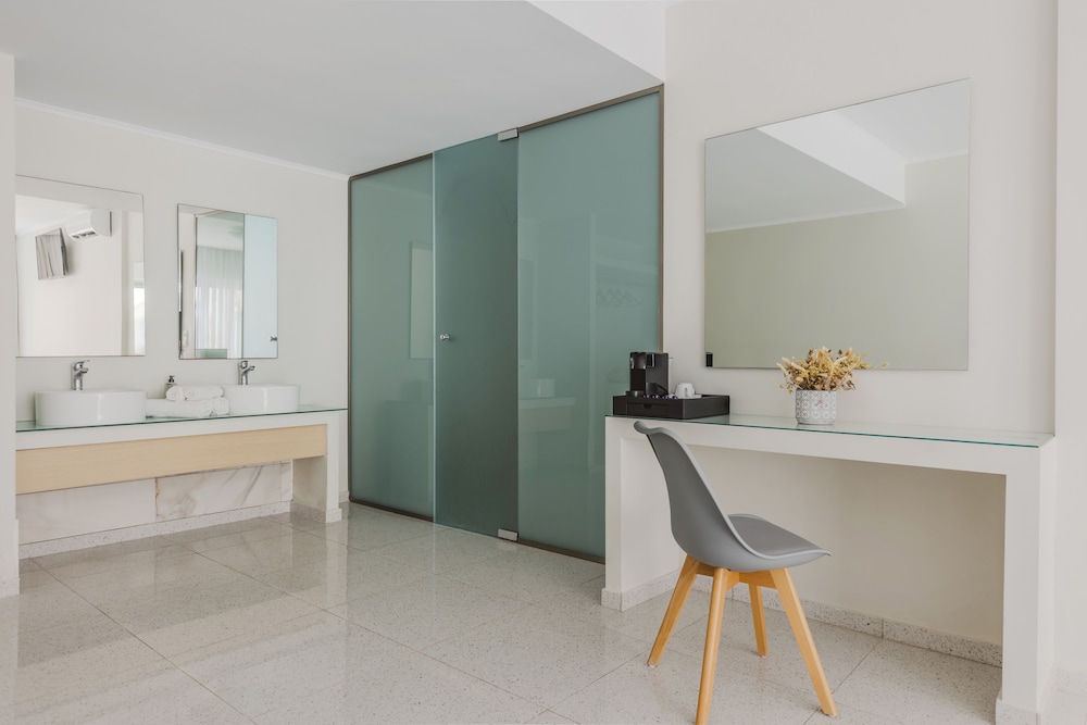 Superior Studio Suite, Pool Access photo 2