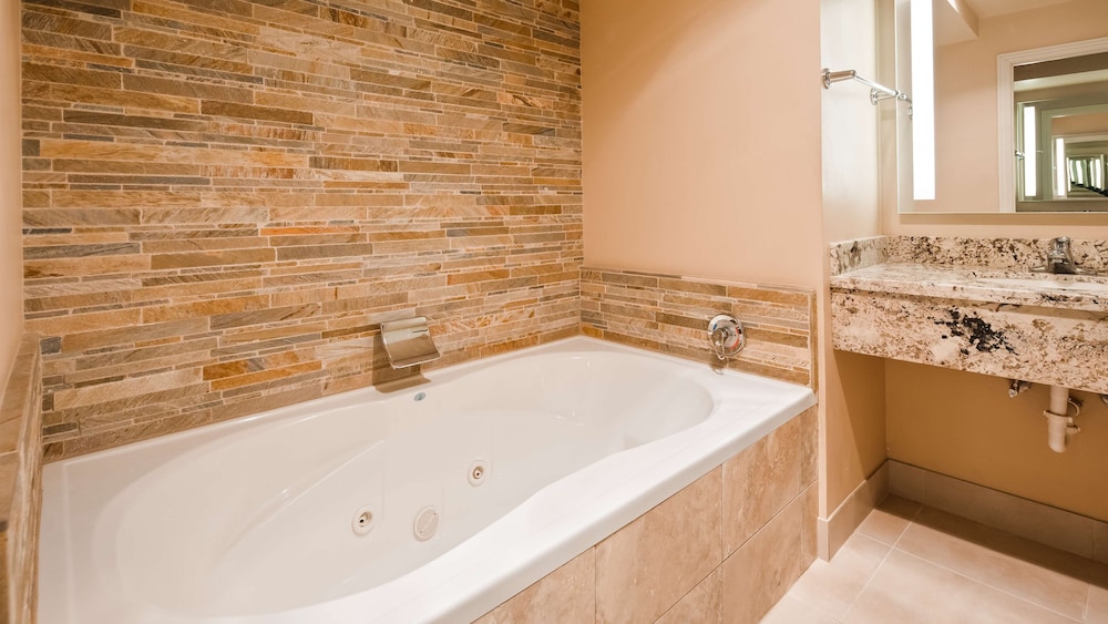 Signature Room, 1 King Bed, Non Smoking, Jetted Tub (with Sofabed) thumbnail 5