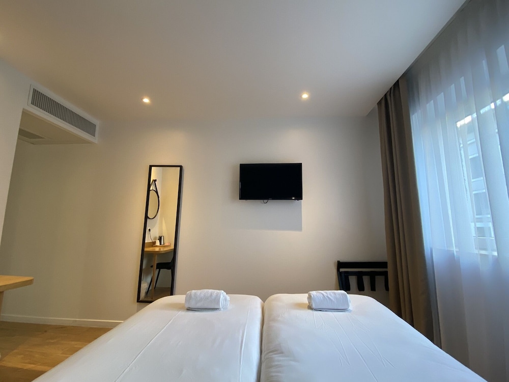 Twin Room - Photo 10