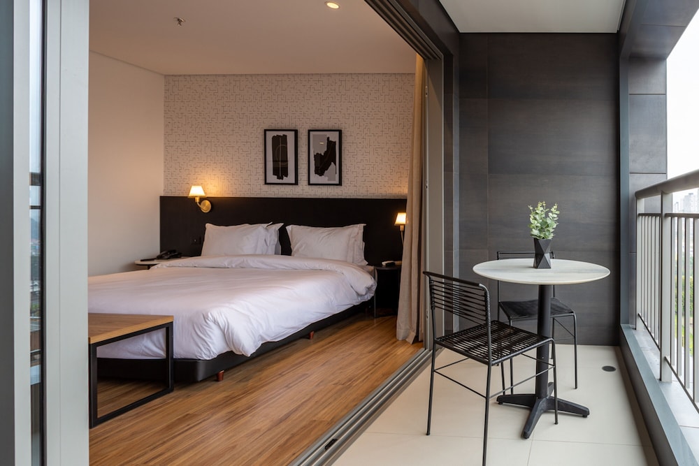 Premium PwD Disability Access - 1 King Bed - Photo 4