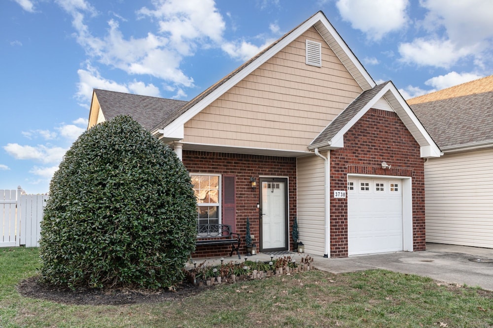 Stylish 2BR Townhome w Garage Patio Perfect for Stays or Assignments, Foto 18