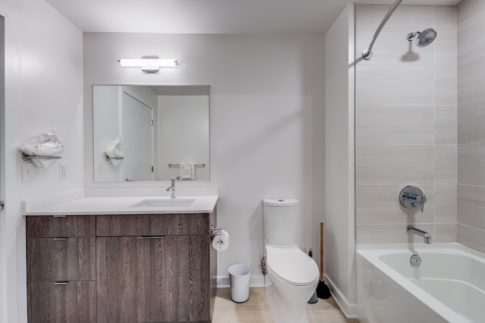 Luxury Apartment, 2 Bedrooms (Room décor/layout/colors vary by unit) - Photo 20
