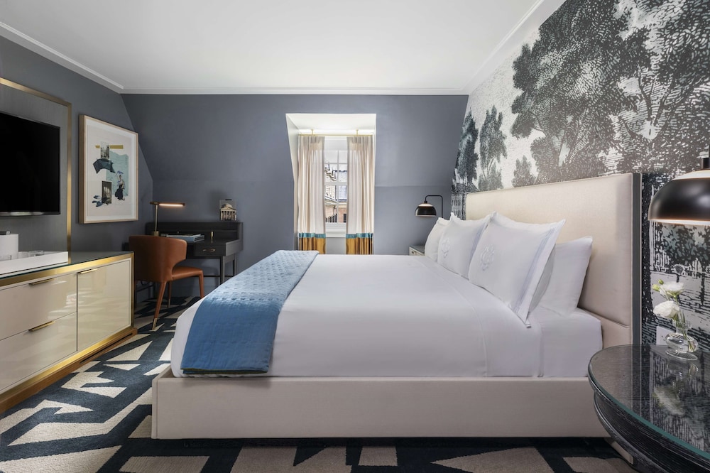 Junior Suite, 1 King Bed with Sofa bed photo 3