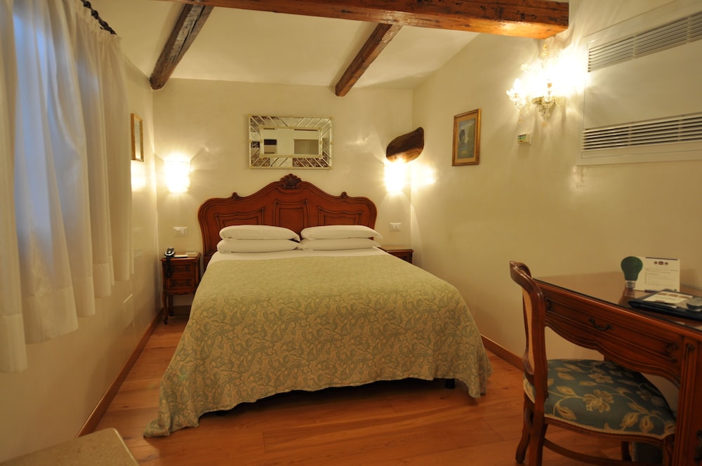 Standard Double or Twin Room photo 1