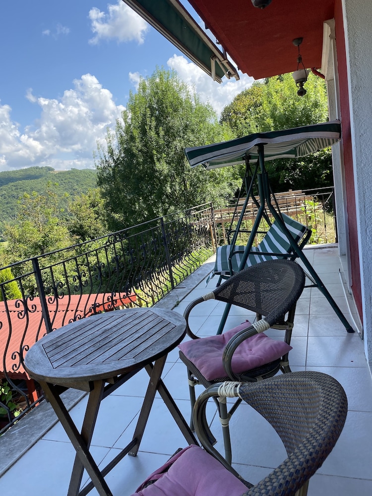 Exclusive Double Room, 1 King Bed, Jetted Tub, Mountain View (Kirmizi ) photo 2
