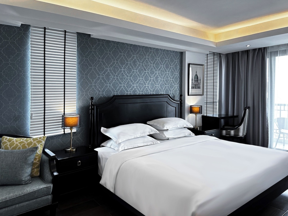 Deluxe King Room - Photo 7