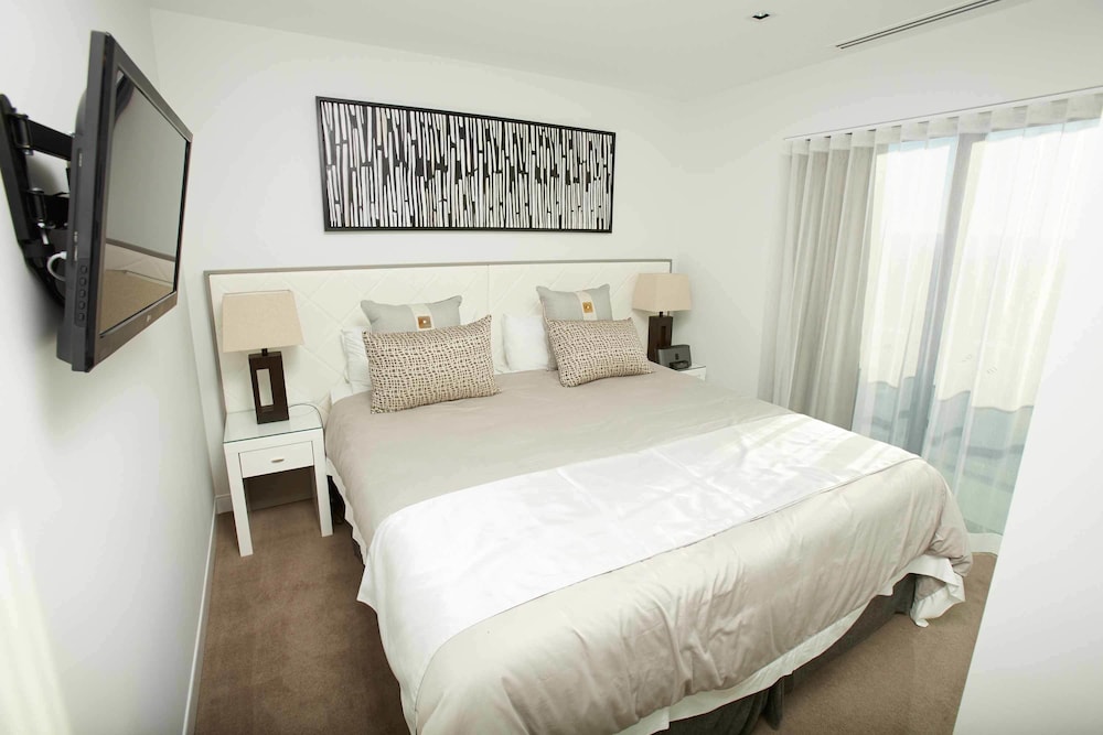 3 Bedroom Sky View Apartment - Photo 2
