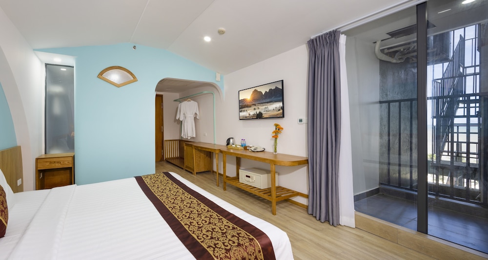 Senior Double Room, Partial Sea View - Photo 3