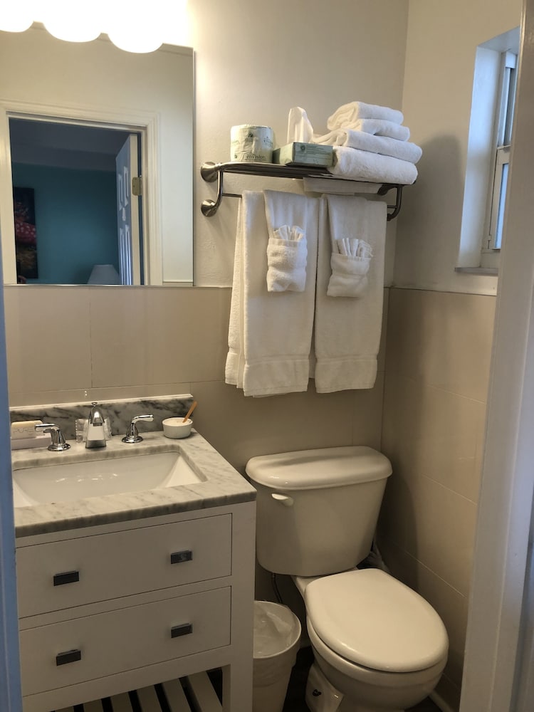 Oceanfront King Suite w/ Kitchen & Private Balcony - Photo 37