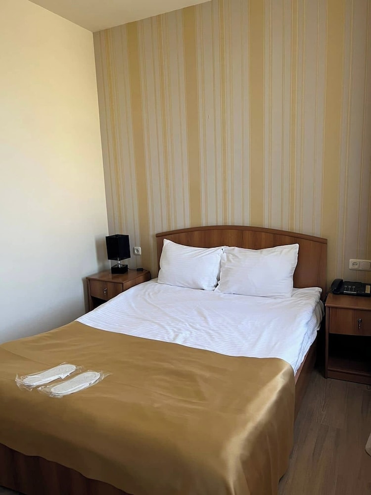 Standard Room, 1 Queen Bed photo 2