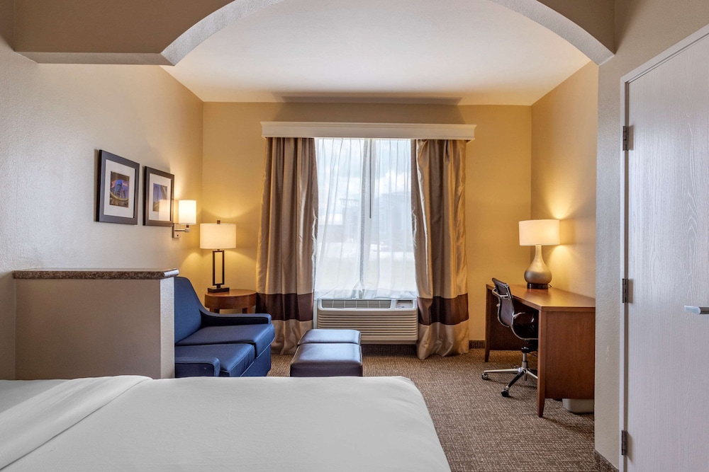 Suite, Multiple Beds, Non Smoking - Photo 3