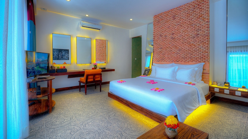 Premier Suite, 1 King Bed, Pool View