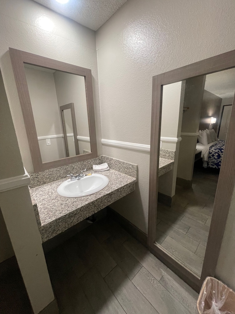 Comfort Room, 2 Queen Beds, Non Smoking, City View photo 2