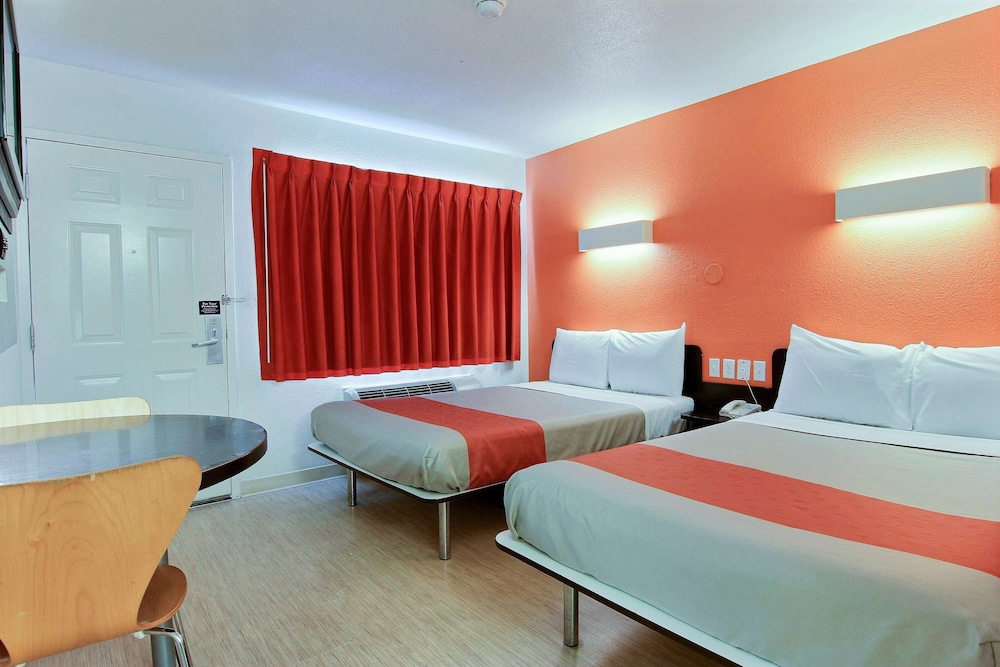 Deluxe Room, 2 Double Beds, Non Smoking, Refrigerator & Microwave photo 3