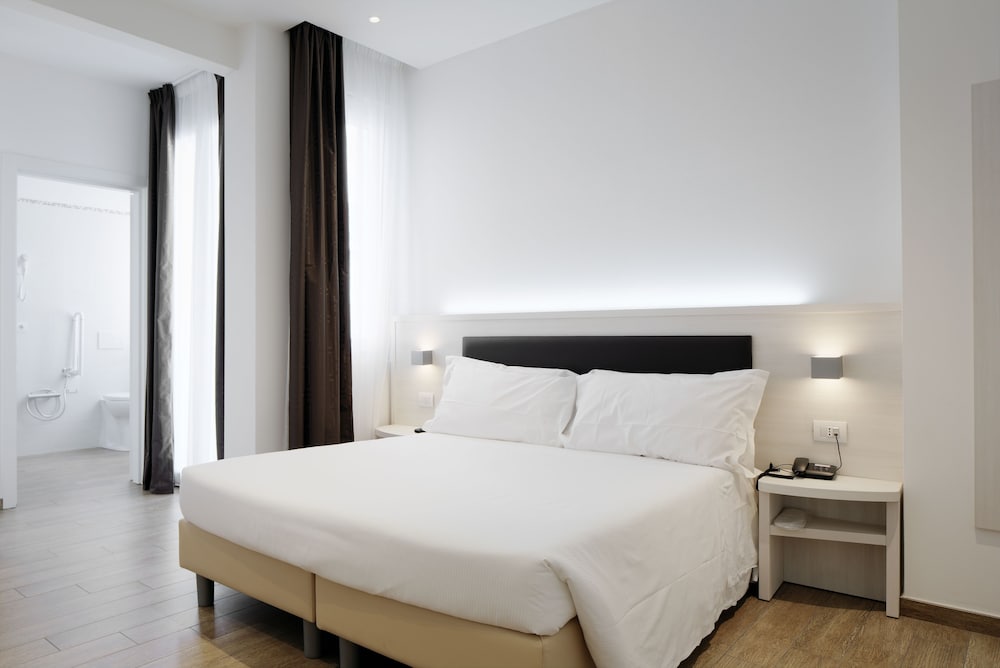 Deluxe Double Room, 1 Queen Bed photo 2