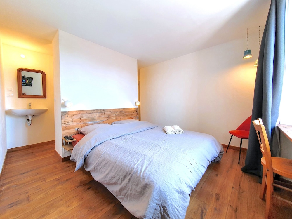 Classic Double Room, 1 Queen Bed, Private Bathroom, Garden View photo 1